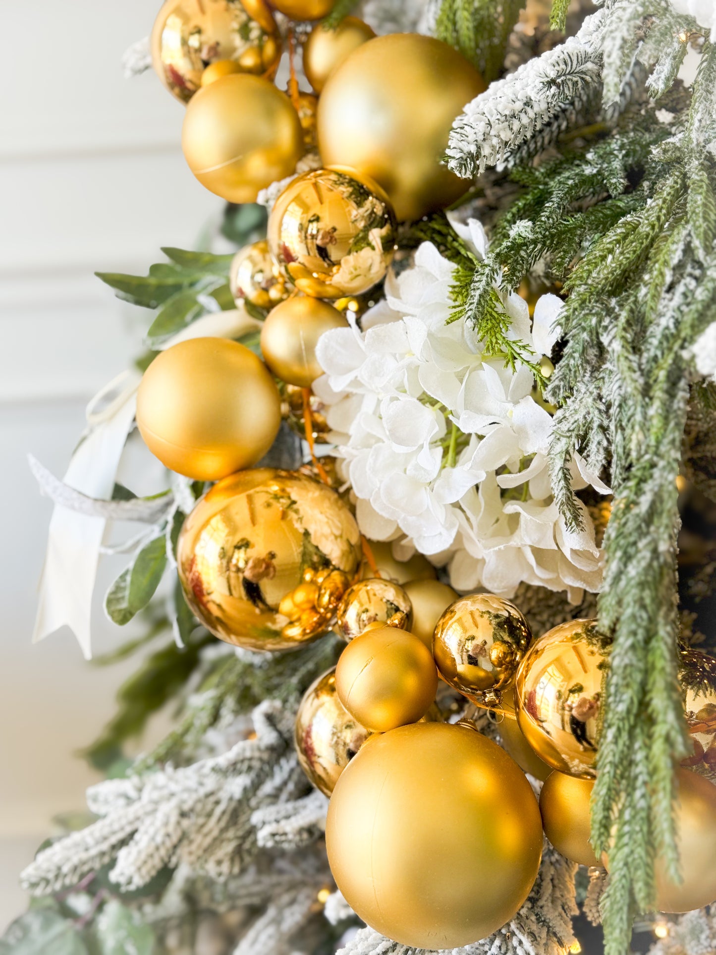 Shiny And Matte Gold Ball Garland