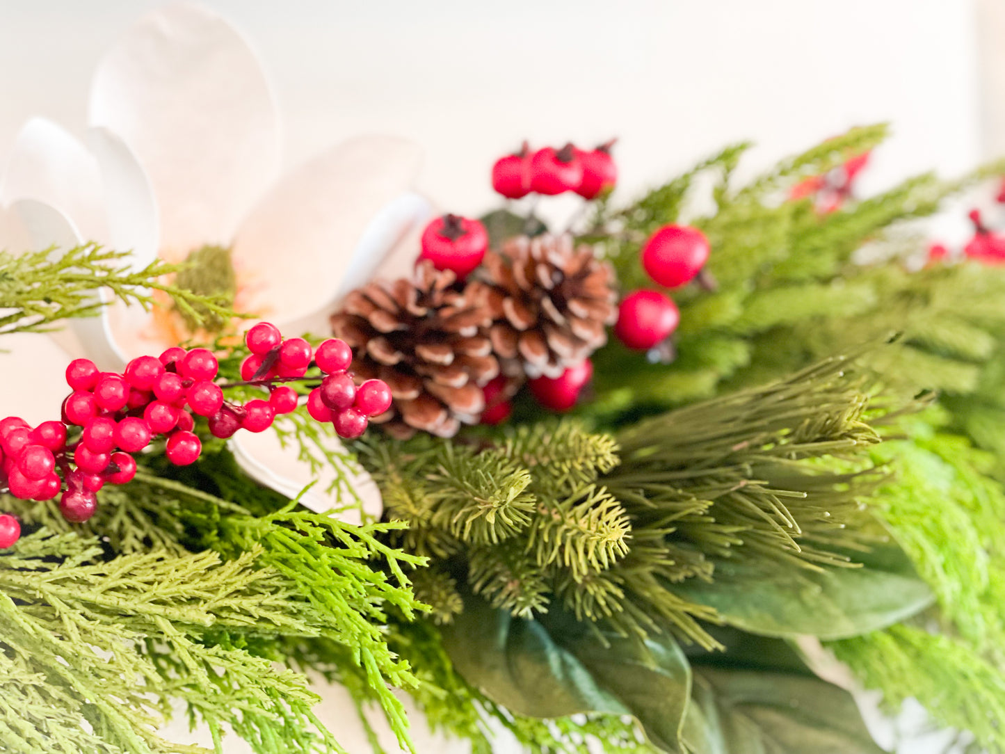 Merry Magnolia Mantle Blanc Box