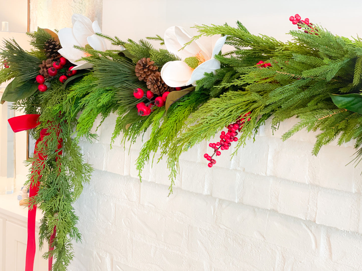 Merry Magnolia Mantle Blanc Box