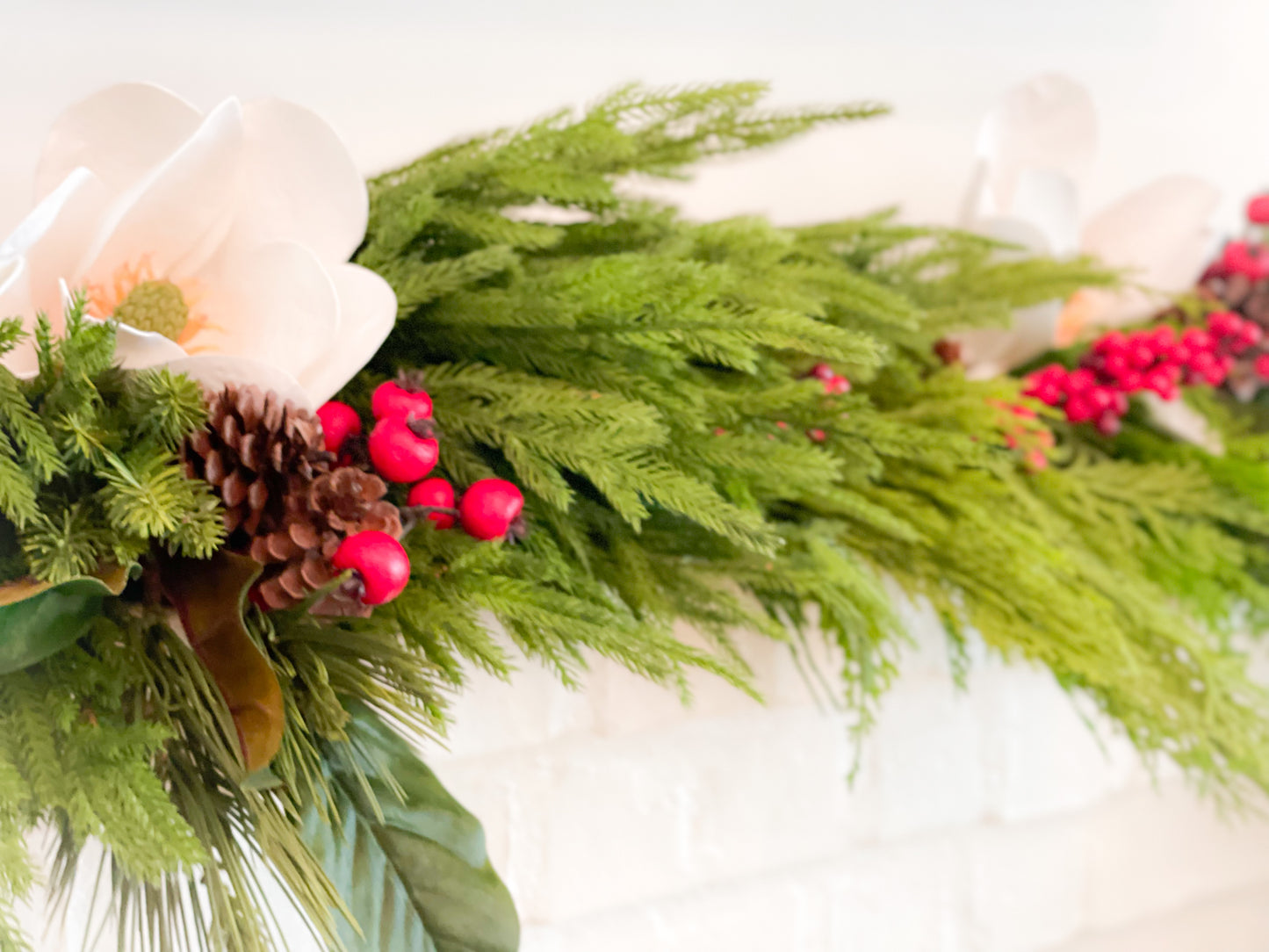 Merry Magnolia Mantle Blanc Box