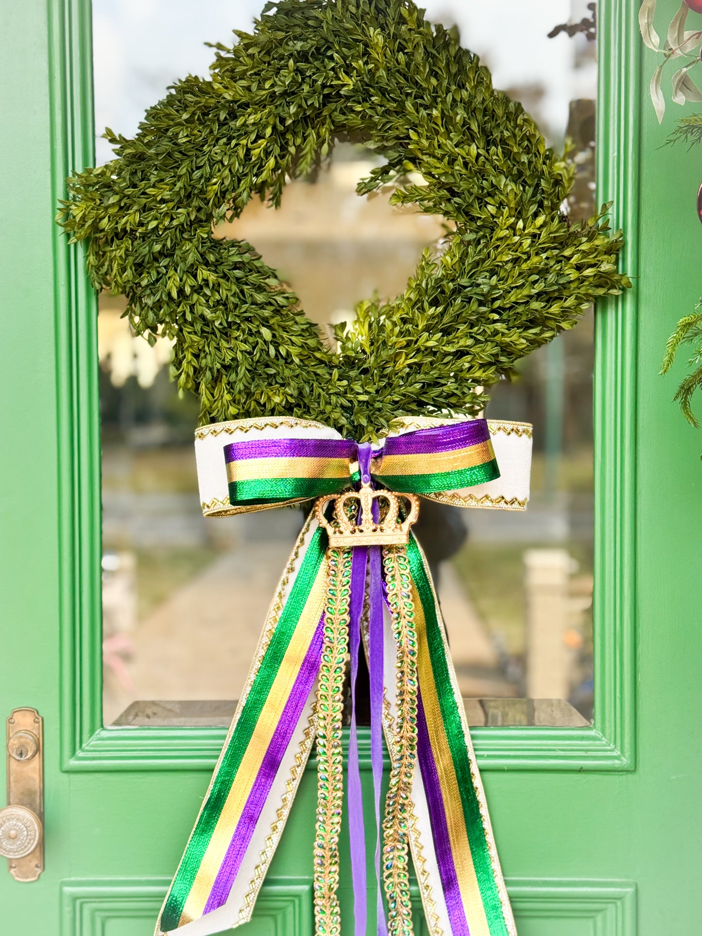 The Queen’s Court Bow Tea Leaf Wreath