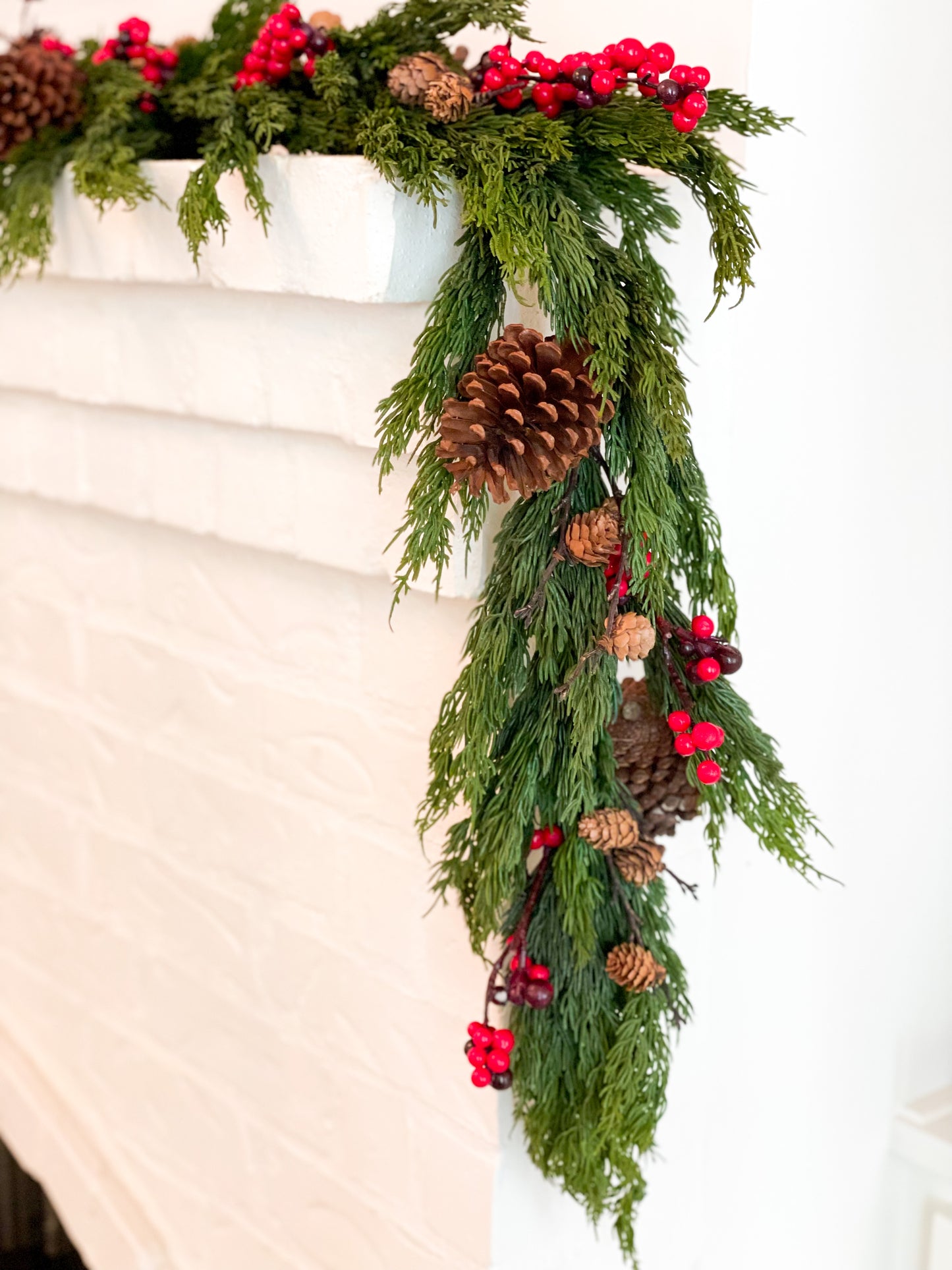 Cedar Berry Pinecone Garland