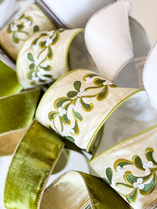 The Mistletoe Ribbon Box