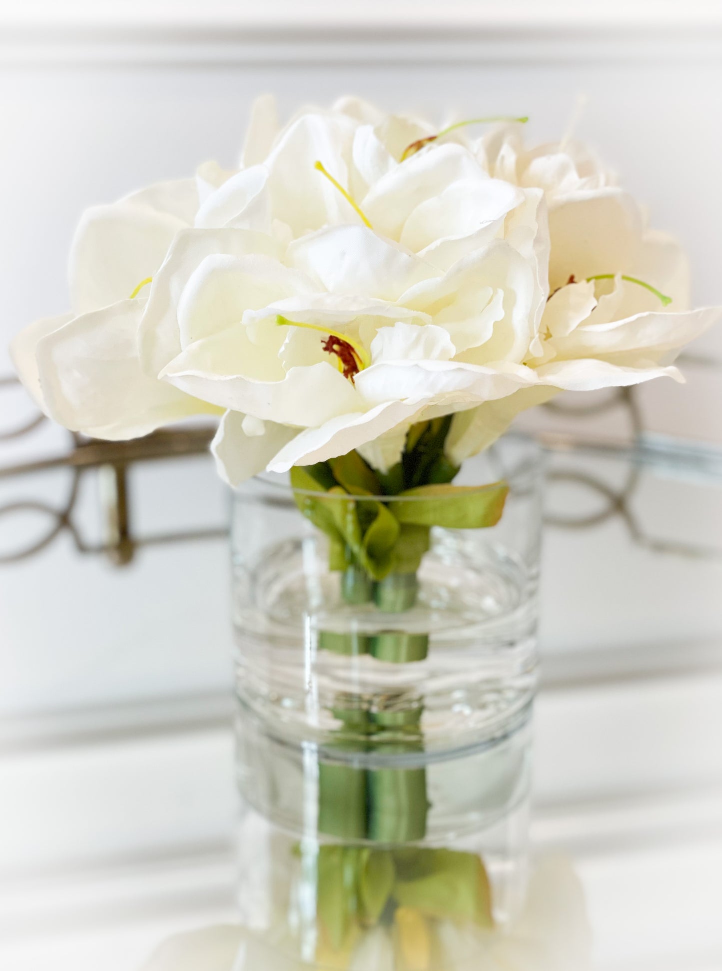 Cream Amaryllis Bouquet Glass Vase With Acrylic Water