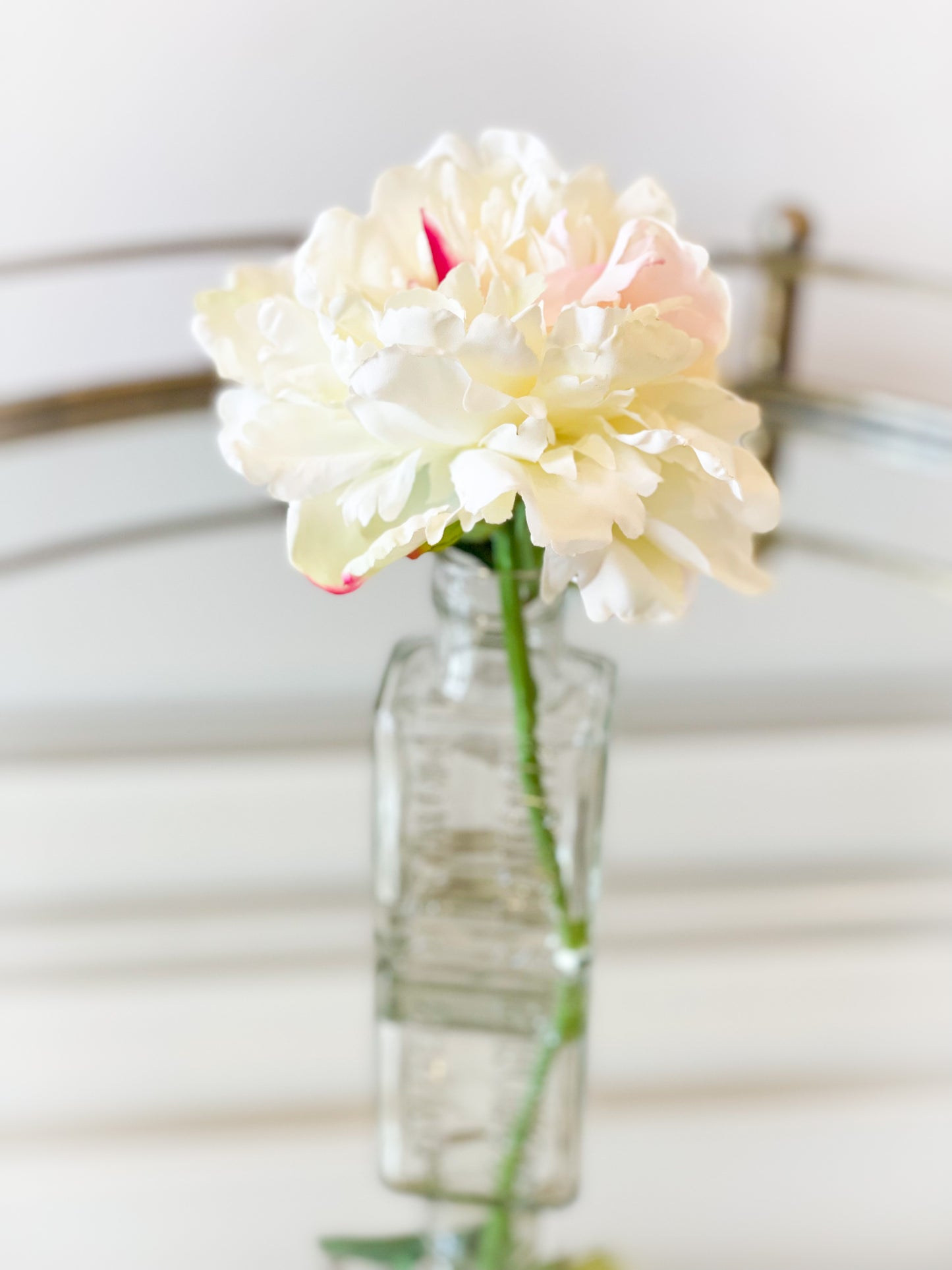 WHITE PEONY IN GLASS VASE WITH ACRYLIC WATER