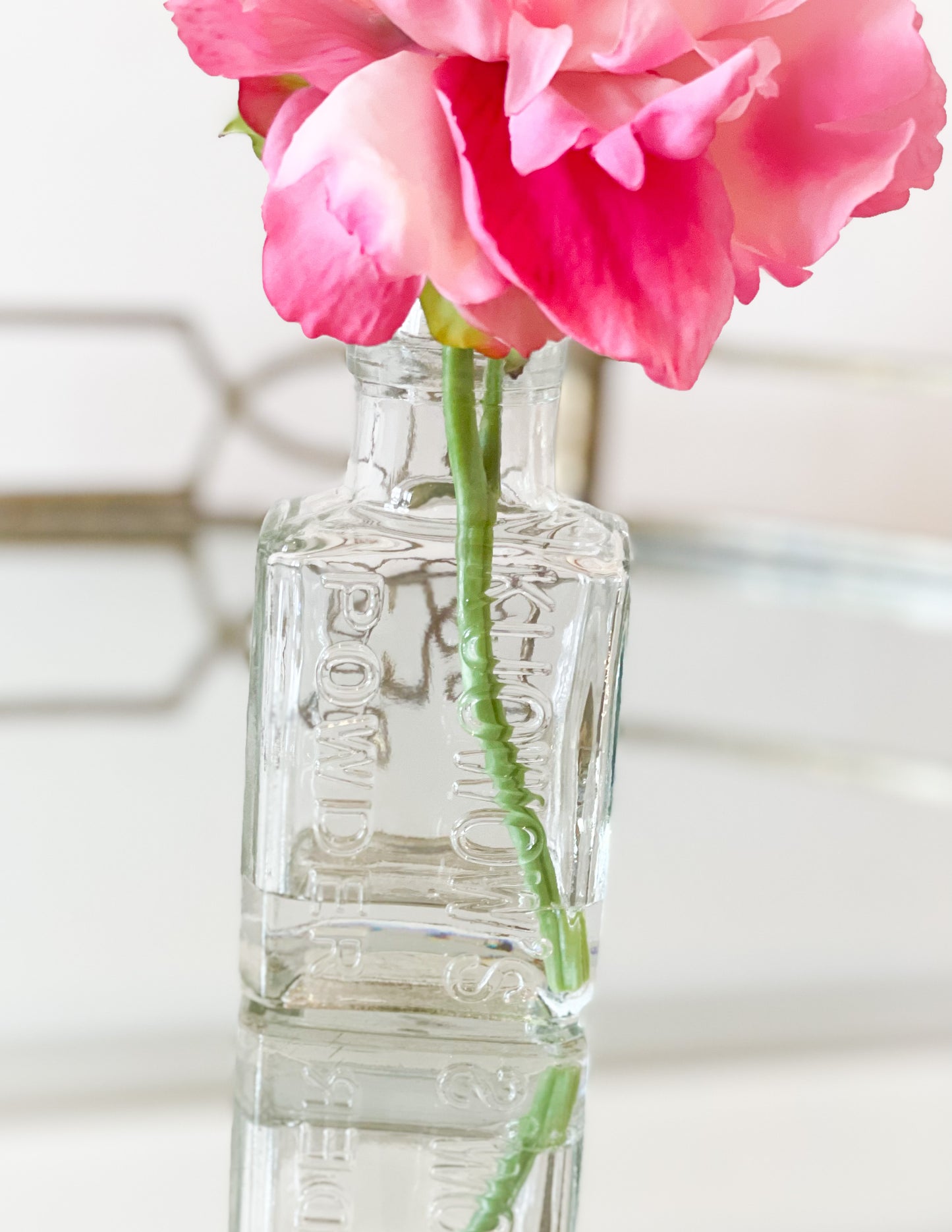 WHITE PEONY IN GLASS VASE WITH ACRYLIC WATER